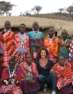 Francesca Torrri Soldini assieme alle donne di Tanzania Masaai Women Art